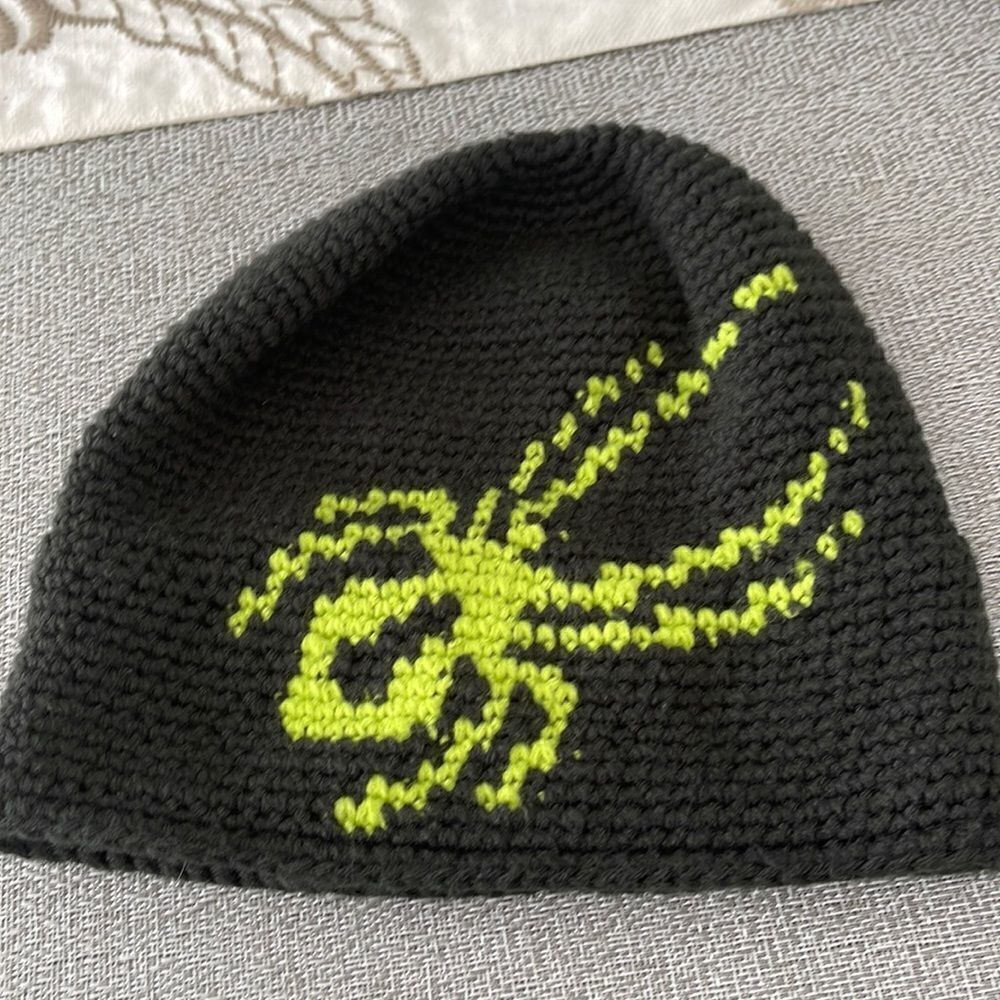 Spyder beanie hat. Nice warm fleece band inside.